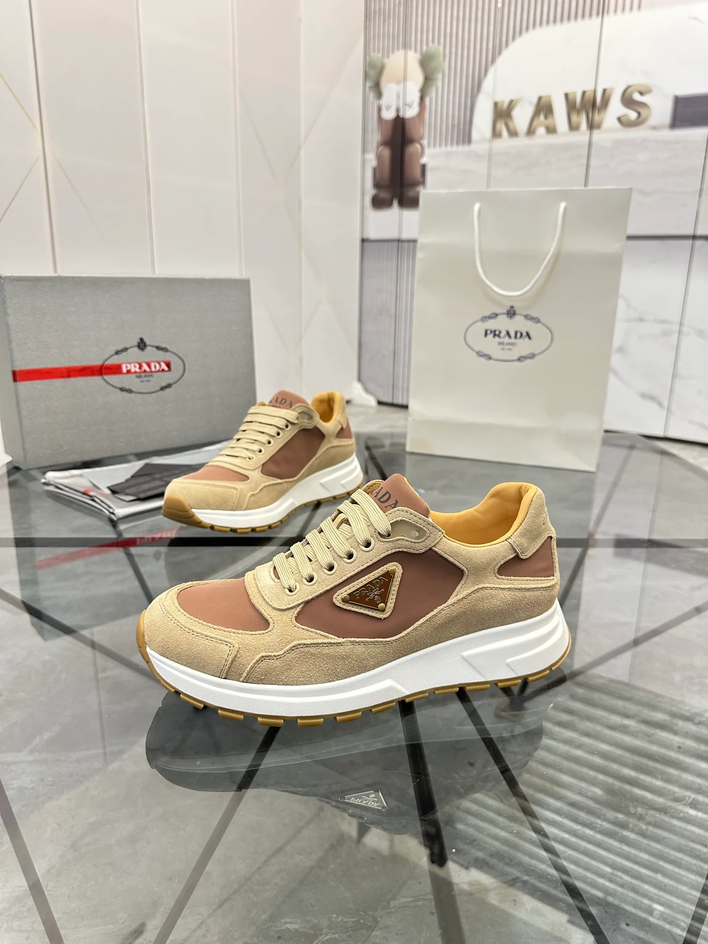 Men's shoes for sale 💰: 💰P580¥ High-end top quality Product trademark: Prada *"Prada*" low-top casual shoes Regular size: 38-45 (can be customized to 46) Product materials: imported upper layer of high mercerized nubuck leather spliced ​​with breathable mesh, water-dyed cowhide lining, cowhide feet, original ultra-light foam outsole. No.: 001